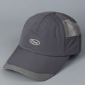 Dettaglio della rete traspirante grigia e logo Mad ricamato sul cappellino ad asciugatura rapida - M (56-58cm) / grigio scuro