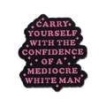 Roze emaille speld met tekst Confidence of a Mediocre White Man op witte achtergrond - Engelse Letterstijl (QHXZ012)