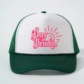 Grün-weiße Trucker-Mütze mit Day Drinkin' Vintage-Druck in Pink und Mesh-Rückseite - Weiß & Dunkelgrün