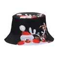Nahaufnahme des schwarzen Anglerhutes mit festlichen Motiven wie Weihnachtsmann - Schwarzer Weihnachtsmann Rentier