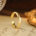Verstellbarer goldener offener Ring mit einzigartiger Spiralwellentextur und Politur - RS1147 / Gold-Verstellbar
