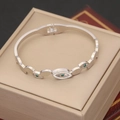 Silbernes Edelstahl-Armreif mit bösem Blick und grünen Kristallen auf Schmuckbox - Grüner Zirkon Evil Eye Stil (5#)