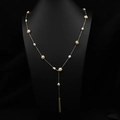 Collier long en Y doré avec perles naturelles et pompon sur mannequin noir - Style Gland Multi-porté Ajustable-83cm