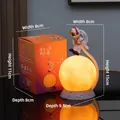 Luz nocturna de astronauta en la luna con caja de regalo naranja, lámpara cálida - Astronauta Luna Amarilla - Versión de Batería (Nº 8)
