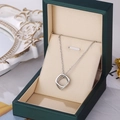 Collier argenté avec pendentif carrés entrelacés sertis dans un écrin vert foncé - 8893-Argent