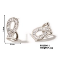 Vista detallada de los pendientes de plata con circonitas en una forma geométrica retorcida - Estilo de Torsión de Möbius Plateado (E02306-1) / Plateado