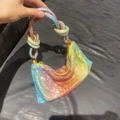 Dettaglio borsa da sera con strass sfumati arcobaleno e manico annodato iconico - Taglia Piccola (26*13cm) / Colorato