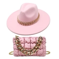 Dettaglio cappello fedora rosa con catena dorata e borsa a mano plissettata coordinata - Cappello Rosa + Borsa