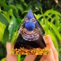 Pyramide d'Orgone avec sphère de Lapis-Lazuli et bobine de cuivre tenue à la main - Style 46