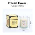 Candela profumata alla fresia 150g in vetro con scatola gialla, 6cm x 5cm - DY Bianco - Fresia