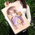 Detaillierte Verpackung einer 41 cm Modepuppe im lila Spitzenkleid Geschenkset - 41cm Box Lila 30cm Puppe