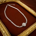 Dettaglio della collana a maglia d'argento con ciondolo a camelia e zirconi luccicanti - Collana di Fiori in Zircone Argento