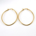 Orecchini a cerchio dorati in acciaio inossidabile con chiusura sicura su sfondo bianco - Oro 53*77mm