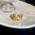 Vista macro di anello oro 18k con perla bianca, zircone a goccia e design traforato - Stile aperto regolabile / Oro Ecologico