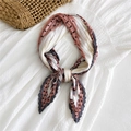Foulard quadrato plissettato con motivi geometrici rosa e grigi ed eleganti pieghe fini - Motivo Griglia Bordo Grigio