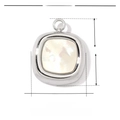 Makroansicht eines quadratischen Edelstahl-Muschelanhängers, 1,4 g schwer, 12 mm x 10 mm - VG077/Silber Quadratisch Muschel