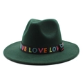 Vue détaillée du chapeau fedora vert foncé avec broderie LOVE colorée sur ruban noir - Vert Foncé
