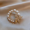 Elegante spilla a farfalla dorata con perle bianche su tessuto di seta color champagne - Farfalla Oro Perla
