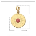 Dettaglio del ciondolo a sole in acciaio dorato da 27 mm con pietra naturale rosa - Stile Tondo Raggio di Sole Pietra Rosa (YF200-2)