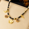 Collar vintage con colgantes de luna dorada y camelia en cordón negro de leopardo - Collar de Leopardo con Colgante de Camelia y Luna (N3663)