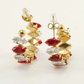 Vista macro de los pendientes de aro bañados en oro de 18K con circonitas talla marquise - Chapado al Vacío 18K / Blanco y Rojo (370)