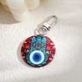 Detail von Hamsa-Hand und Evil Eye Anhänger mit böhmischem Muster und Silber-Verschluss - Rote bunte große Hamsa Hand