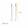 Detailoverzicht van 18K gouden ster oorbellen met info over 7,5cm lengte en 1,7g gewicht - |te6163