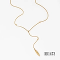 Detailansicht der goldenen Y-Halskette mit Perlen und einem konischen Metallanhänger - Goldenes Y-förmiges Shuttle-Modell (KD1473)