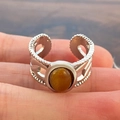 Anillo ajustable de piedra ojo de tigre con banda ondeada de plata y gema ámbar oval - Piedra de Ámbar Capa Doble (4422) / K Blanco