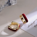 Elegante vergoldete quadratische Creolen mit roter Emaille auf edlem Seidenhintergrund - Rot