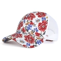 Floral gemusterte Baseballkappe mit weißem Netzrücken für sommerlichen Sonnenschutz - Weiß