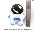Détail de la broche en peluche astronaute avec dimensions 9,5x8 cm montrant la broderie - Avec Épingle de Broche / Astronaute Bleu Grand