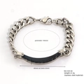 Détail macro du bracelet chaîne en acier inoxydable avec périmètre de 190mm et barre noire - Pièce incurvée noir argent (B539-04)