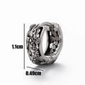 Détail d'une boucle d'oreille dragon en argent de 1,1 cm de haut et 0,49 cm de large - Style de Relief Vintage (S138)