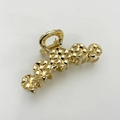 Detail einer goldenen Haarspange aus Metall mit Webstruktur und Federverschluss - Gold