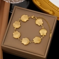 Elegante 18K vergulde roestvrijstalen schelparmband op een luxe sieradendoosje - Grote Schelp (2125) / Goud