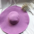 Chapeau de soleil tressé violet à large bord pour femme sur soie blanche - M (56-58cm) / Violet