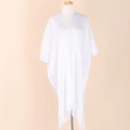 Dettaglio dello scialle bianco a maglia con orlo a frange e trama di tessuto traspirante - Bianco