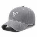 Casquette de baseball gris anthracite délavé avec broderie cœur blanc élégante - Gris