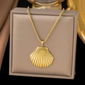 Collier coquillage en or 18 carats avec chaîne torsadée sur présentoir à bijoux - Collier Pendentif Grand Coquillage (H6068) / Or