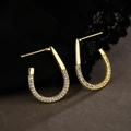 Elegante 18K vergulde C-vormige oorbellen met pavé zirkoon op een luxe zijden achtergrond - Gouden Stijl met Witte Zirkonia (43950)