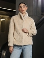 Stijlvolle beige faux fur damesjas met zachte golftextuur en warme lange mouwen - S / Khaki