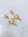 Nahaufnahme von goldenen Sternohrringen mit Kristallen auf Marmorhintergrund - Stil C Achteckiger Stern (Nur Anhänger) / Gold