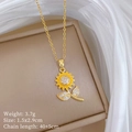 Detailweergave van zonnebloem hanger ketting met geel emaille en fonkelende kristallen - Gouden Zonnebloem Stijl (K124)
