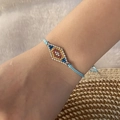 Handgefertigtes Boho-Perlenarmband mit blauem Rautenmuster am Handgelenk getragen - See-Blau #3