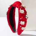 Détail d'un serre-tête noué rouge avec cœurs LOVE, perles et accents de flèche dorée - Rouge