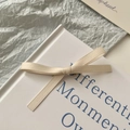 Barrette à cheveux élégante avec nœud blanc sur un livre pour un style de princesse - 1 Pièce / Blanc