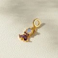 Pendentif queue de poisson dorée avec opale blanche et pierres violettes sur fond beige - Style Petit Poisson (925-2#)