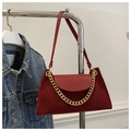 Vue détaillée du sac bandoulière en velours côtelé bordeaux avec chaîne dorée chic - Rouge