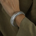 Bracciale rigido argento largo con texture a coste e design moderno in acciaio - SZ06 Colore Acciaio Larghezza 2cm (Diametro 6cm)